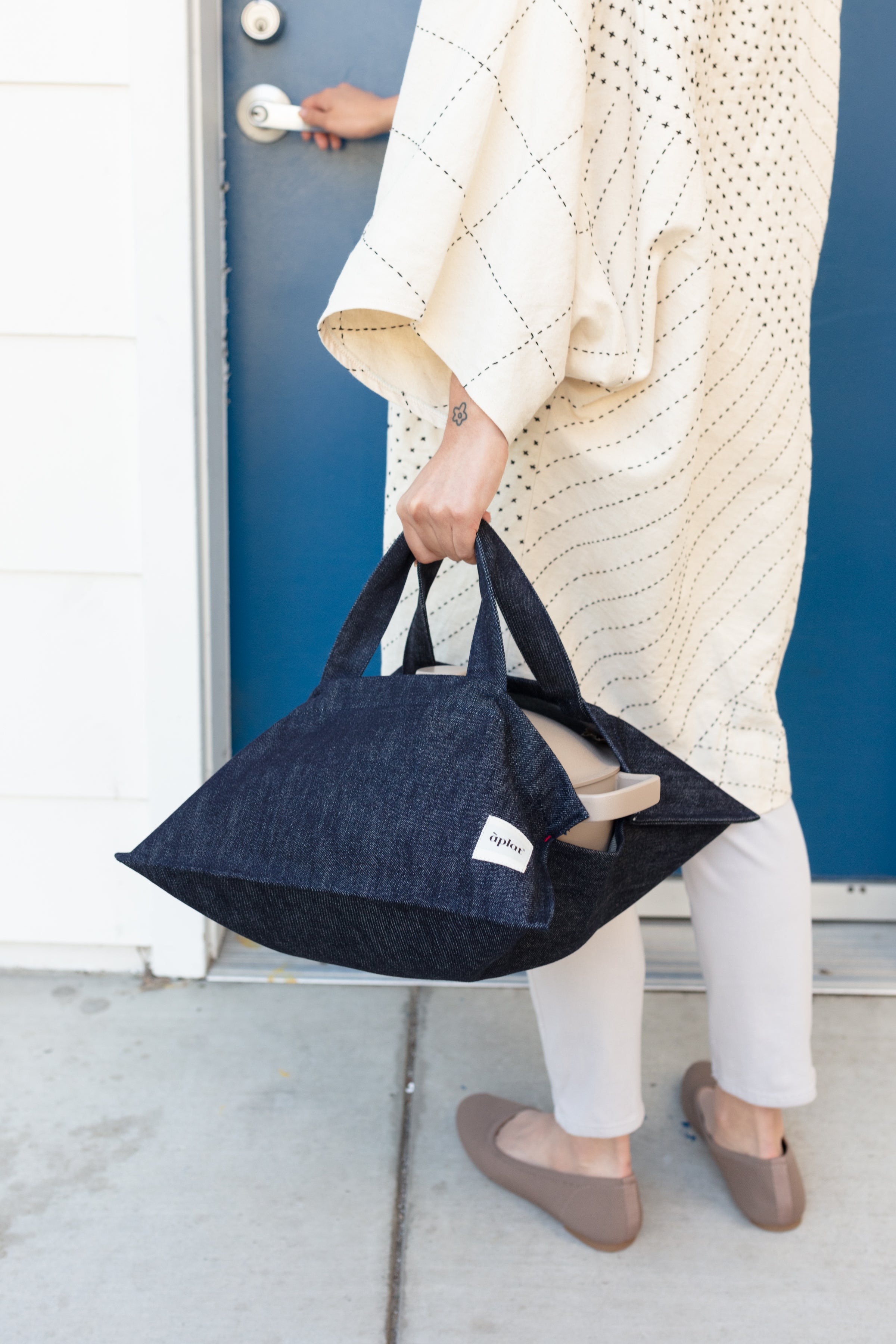 Bring potluck dishes with ease and style in our reusable cookware tote.