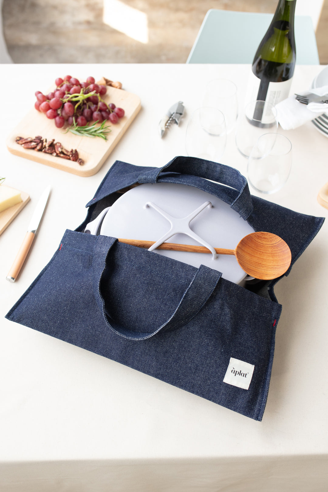 Bring potluck dishes with ease and style in our reusable cookware tote.